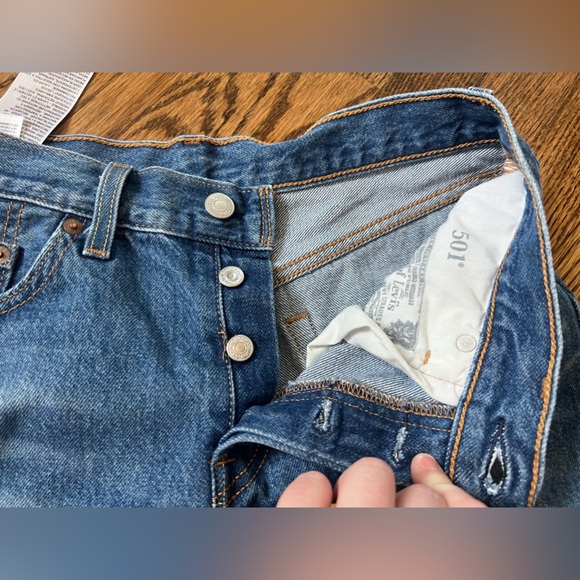 Levi’s womens jean shorts - Picture 3 of 7